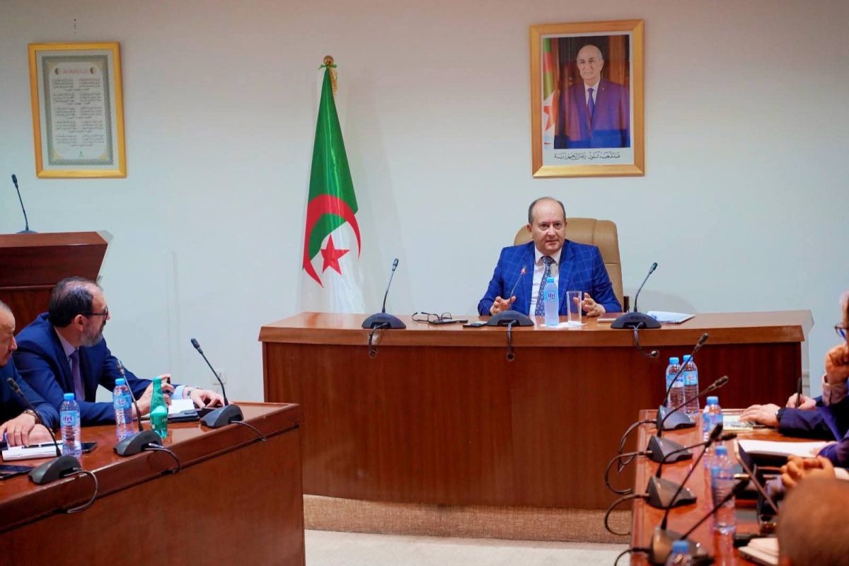 وزير الصناعة سيفي غريب خلال لقاء مع متعاملي الصناعة الكهرومنزلية والإلكترونية بمقر الوزارة.