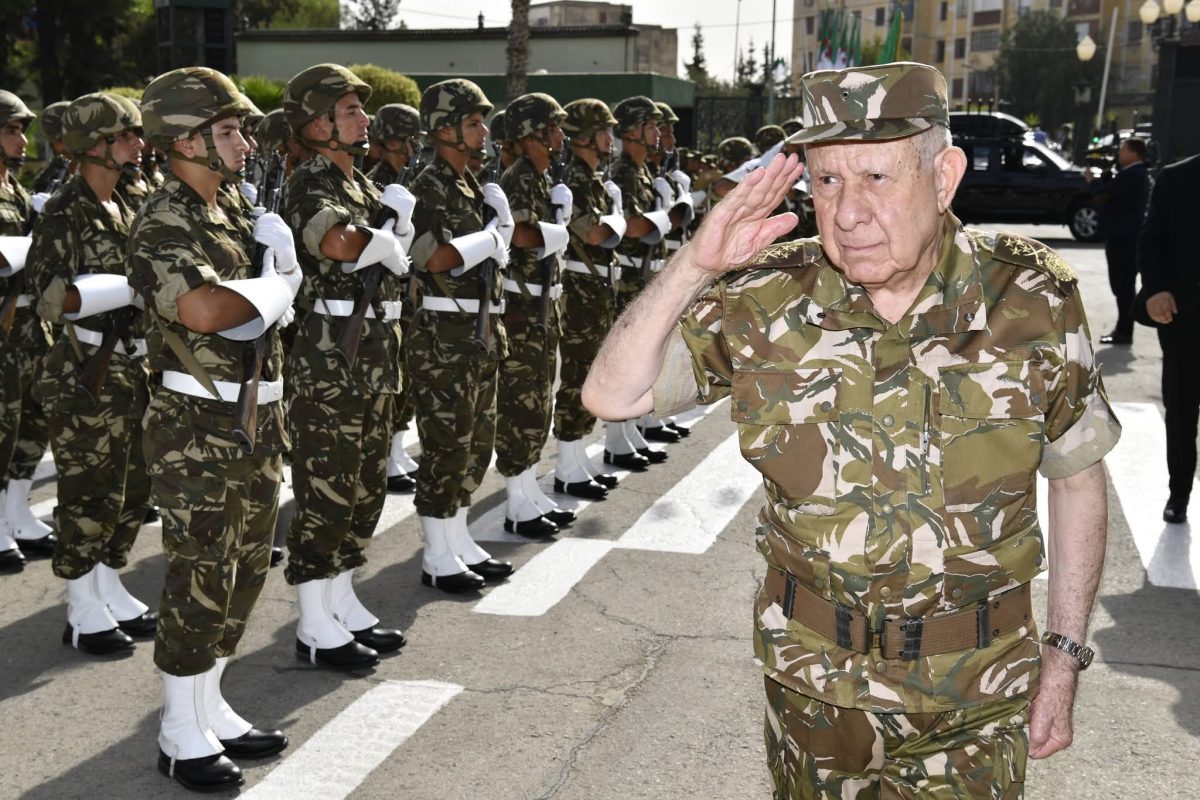 الفريق أول السعيد شنقريحة خلال زيارته للقاعدة المركزية للإمداد بالناحية العسكرية الأولى