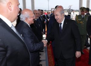 الرئيس تبون يستقبل الرئيس اللبناني جوزيف عون في مطار هواري بومدين الدولي