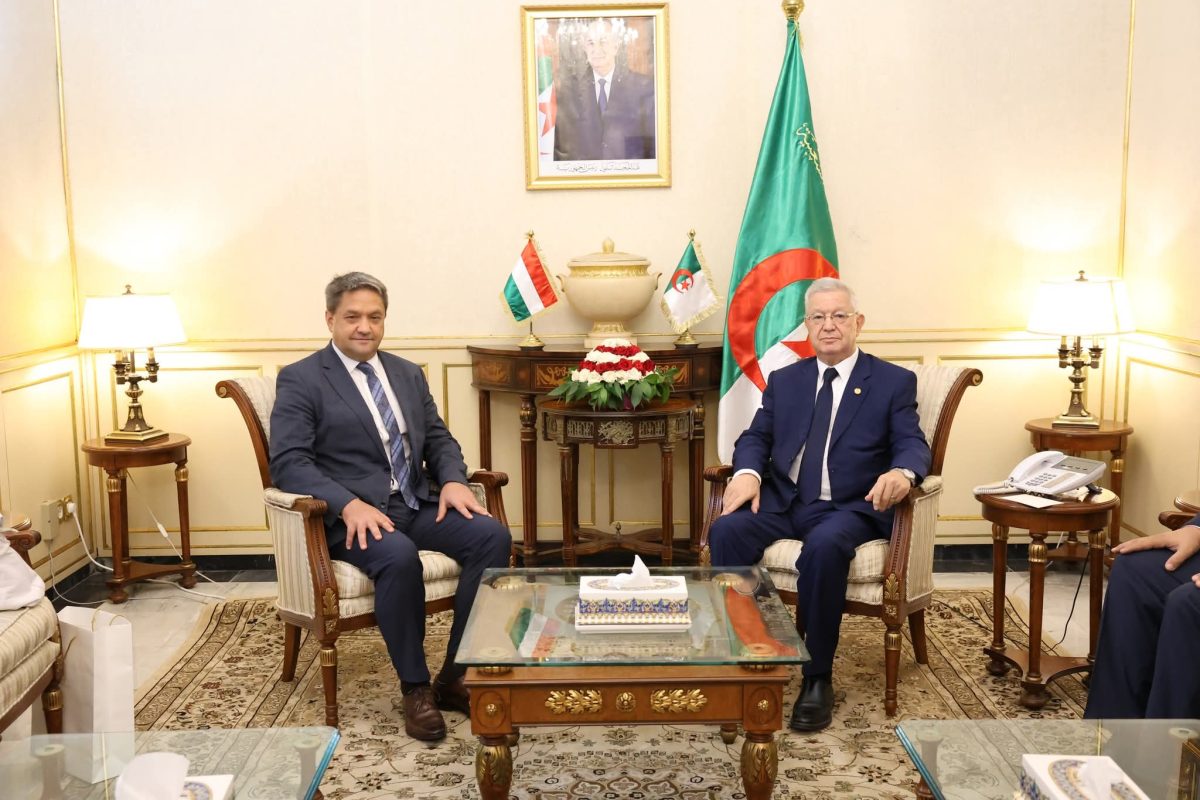 رئيس مجلس الأمة عزوز ناصري يستقبل سفير جمهورية المجر غابور ليفنتي شاركا بمقر المجلس في الجزائر العاصمة