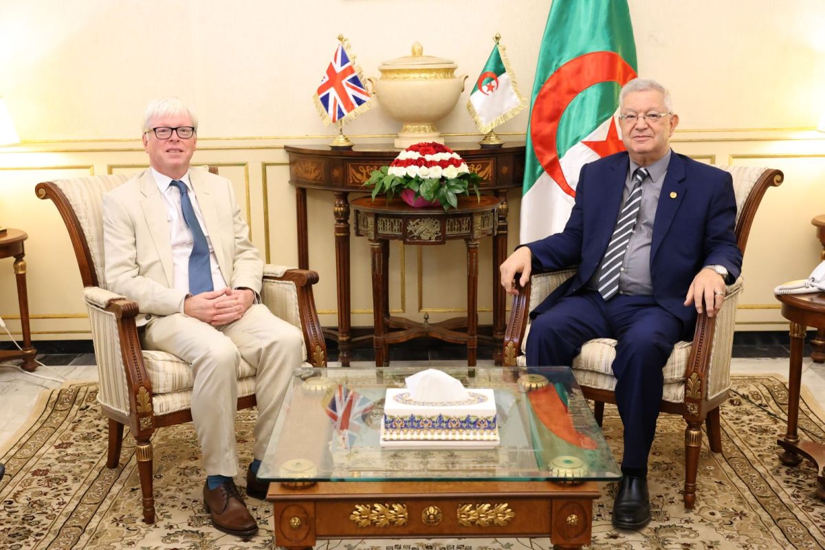 عزوز ناصري يستقبل السفير البريطاني جيمس داونر بمقر مجلس الأمة