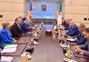 أحمد عطاف خلال استقباله المستشار الأمريكي لمسائل إفريقيا مسعد بولس بمقر وزارة الشؤون الخارجية بالجزائر