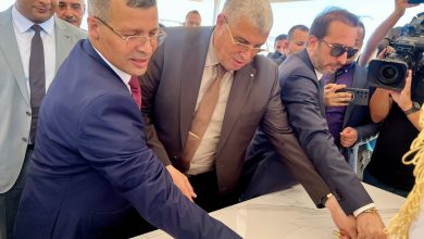 المدير العام لوكالة ترقية الاستثمار عمر ركاش رفقة كمال مولى ووالي وهران خلال إطلاق مشروع مصنع حليب الأطفال