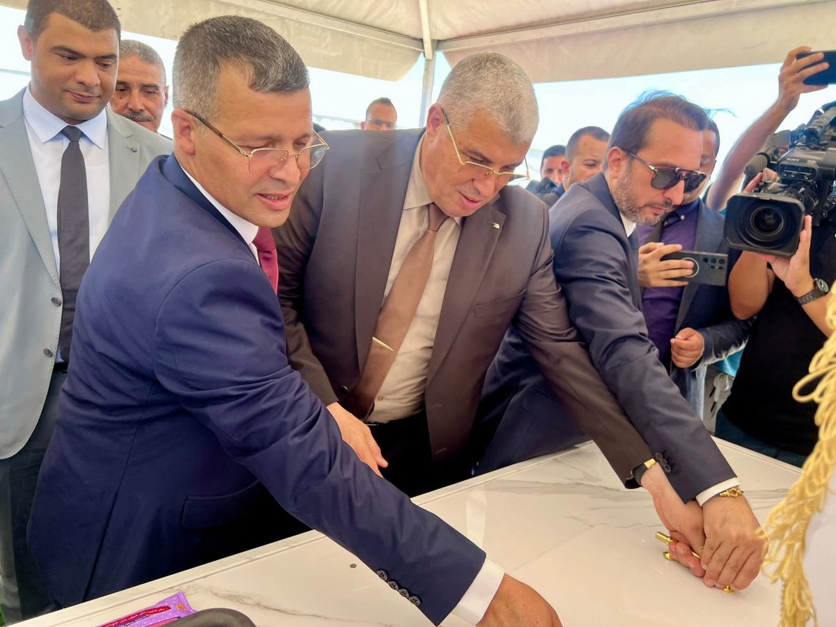 المدير العام لوكالة ترقية الاستثمار عمر ركاش رفقة كمال مولى ووالي وهران خلال إطلاق مشروع مصنع حليب الأطفال