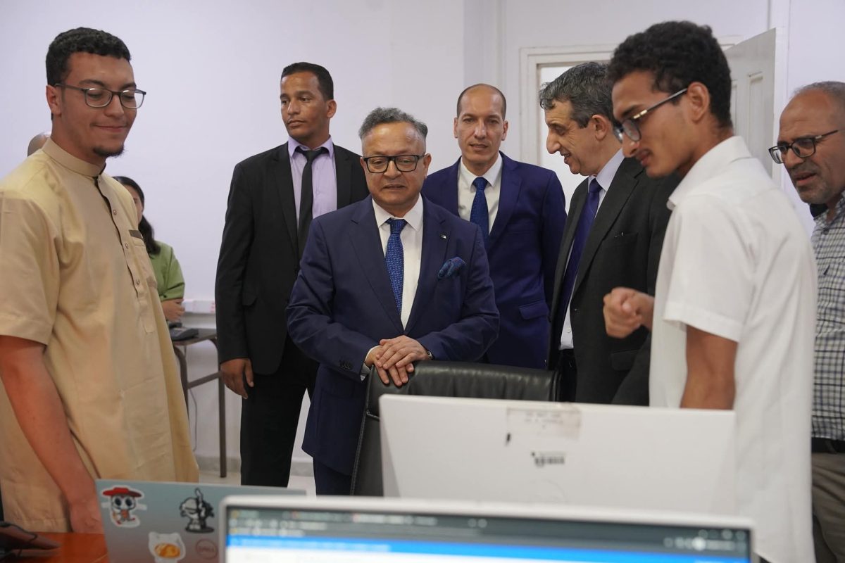 وزير التعليم العالي كمال بداري خلال زيارته لمركز البيانات الوطني بالمدرسة العليا للإعلام الآلي.