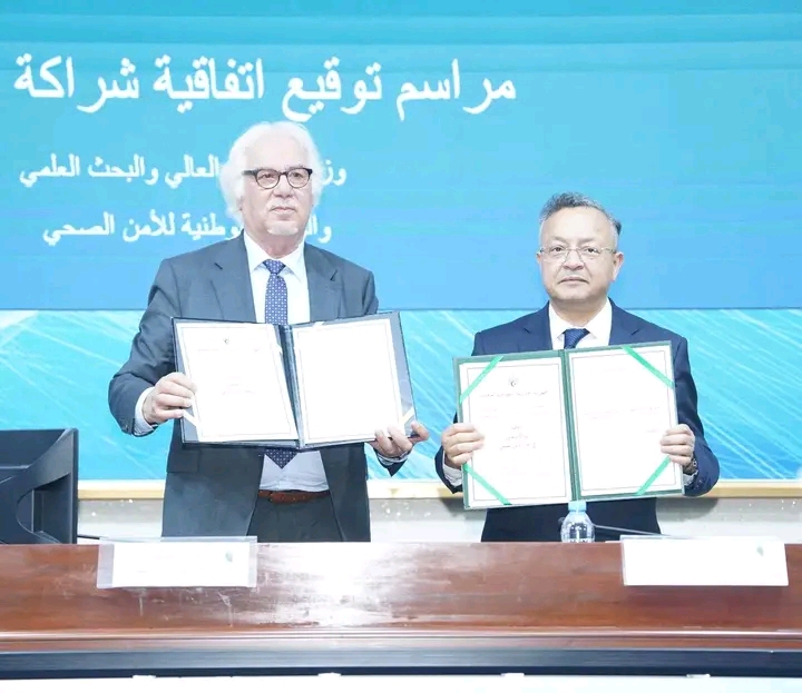 وزير التعليم العالي كمال بداري ورئيس الوكالة الوطنية للأمن الصحي كمال صنهاجي خلال توقيع اتفاقية التعاون بمقر الوزارة.