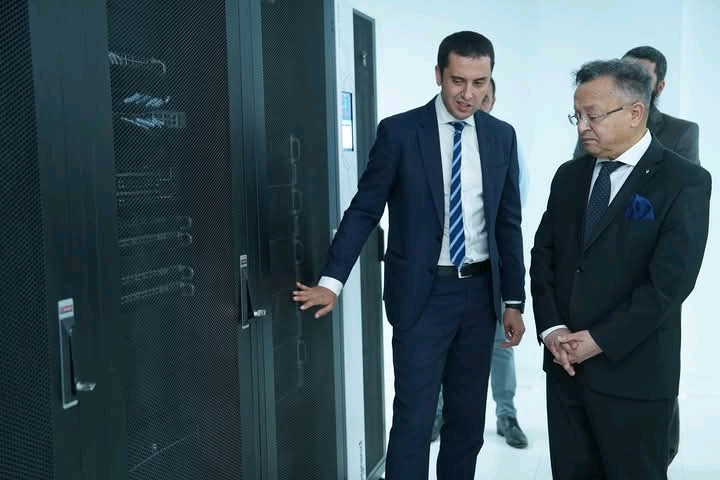 وزير التعليم العالي كمال بداري خلال زيارته لمركز بيانات الذكاء الاصطناعي بالمدرسة الوطنية العليا