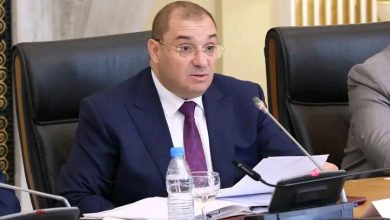 وزير العدل لطفي بوجمعة خلال تقديمه عرضًا أمام لجنة الشؤون القانونية بمجلس الأمة حول مشروعي قانونين يتعلقان بحماية المعطيات الشخصية ومكافحة تبييض الأموال