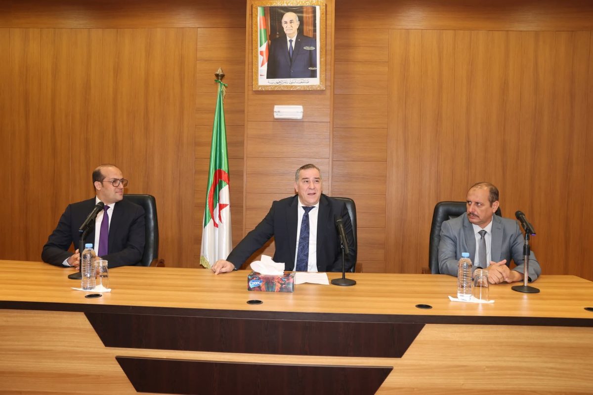 وزير الاتصال محمد مزيان خلال إشرافه على تنصيب سليمان أعراج أمينًا عامًا جديدًا لوزارة الاتصال، بحضور إطارات الوزارة ومسؤولي المؤسسات الإعلامية.