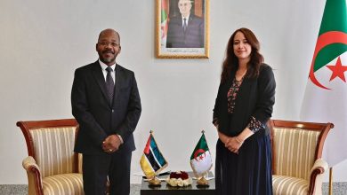 سلمة بختة منصوري خلال استقبالها لسفراء قطر والكونغو والموزمبيق وبريطانيا في مقر وزارة الشؤون الخارجية الجزائرية