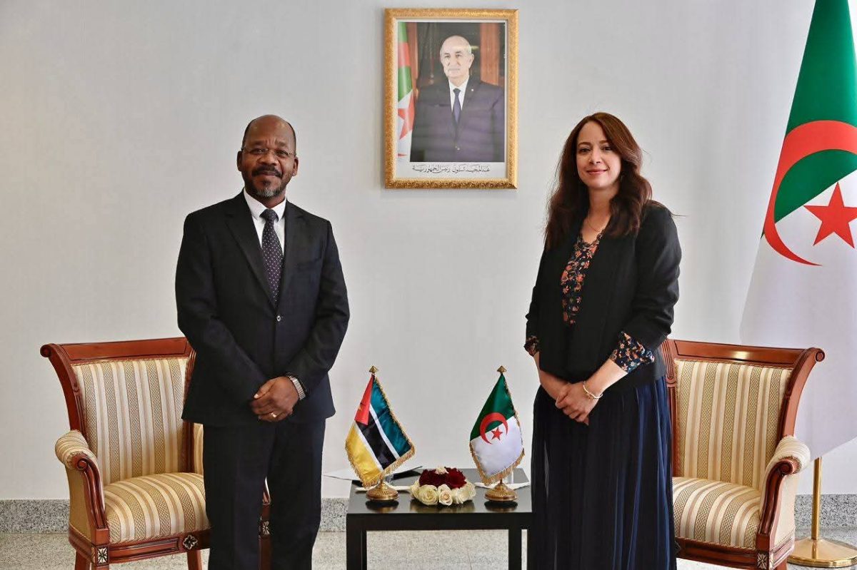 سلمة بختة منصوري خلال استقبالها لسفراء قطر والكونغو والموزمبيق وبريطانيا في مقر وزارة الشؤون الخارجية الجزائرية