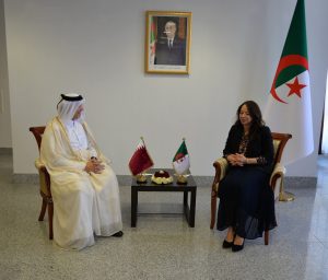 سلمة بختة منصوري خلال استقبالها لسفراء قطر والكونغو والموزمبيق وبريطانيا في مقر وزارة الشؤون الخارجية الجزائرية