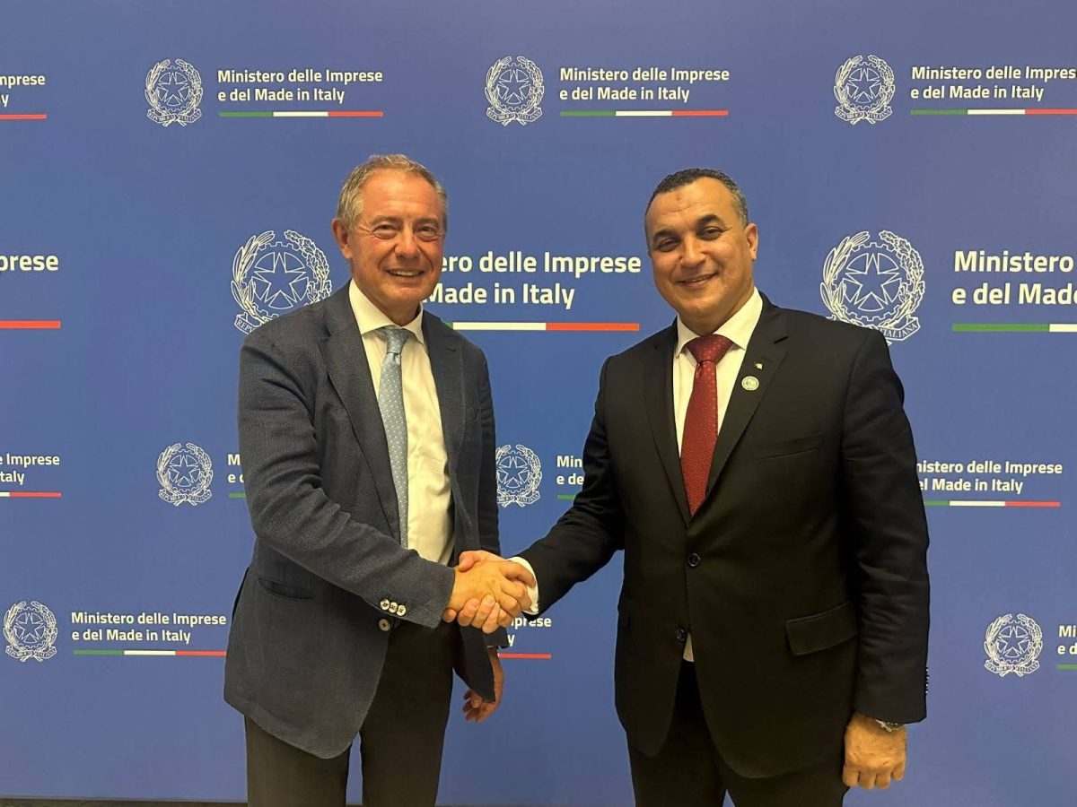 وزير البريد سيد علي زروقي يوقع مذكرة تفاهم مع وزير الصناعة الإيطالي لتعزيز التعاون الرقمي والبنية التحتية للاتصالات بين الجزائر وإيطاليا خلال زيارة الرئيس تبون إلى روما.