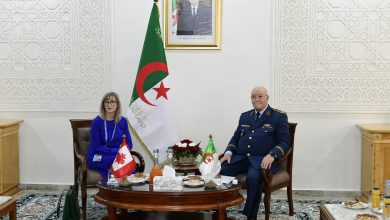 اللواء محمد الصالح بن بيشة في لقاء رسمي مع سفيرة كندا بالجزائر في مقر وزارة الدفاع الوطني
