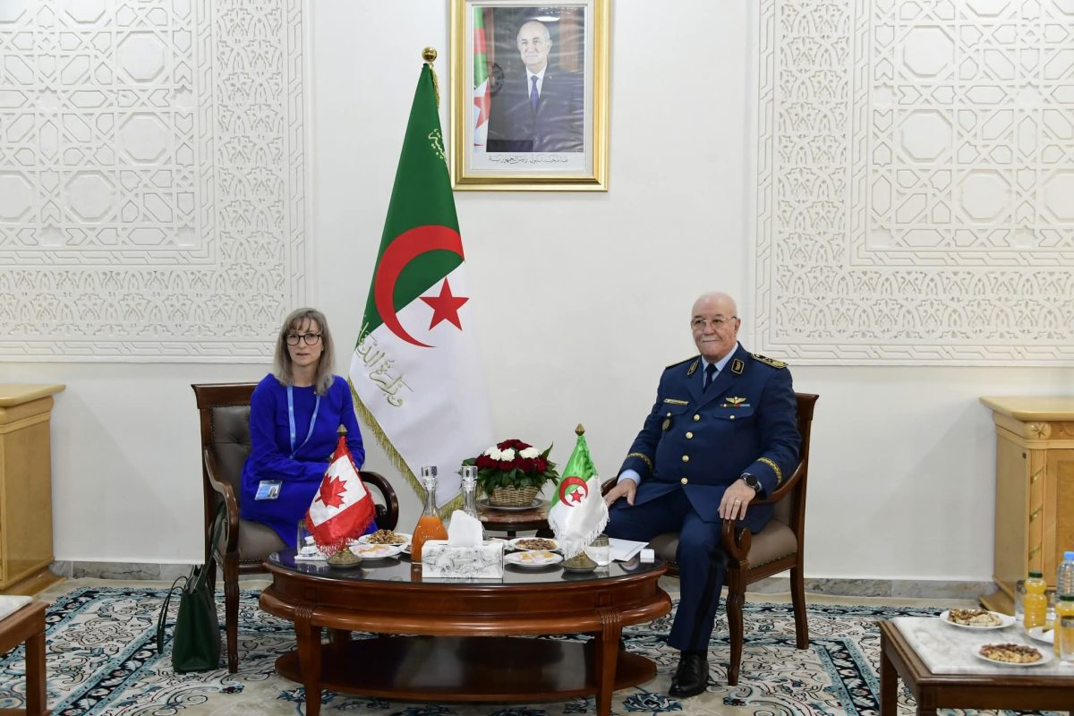 اللواء محمد الصالح بن بيشة في لقاء رسمي مع سفيرة كندا بالجزائر في مقر وزارة الدفاع الوطني