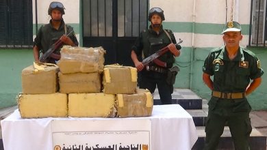 جنود من الجيش الوطني الشعبي خلال عملية حجز كيف معالج على الحدود مع المغرب