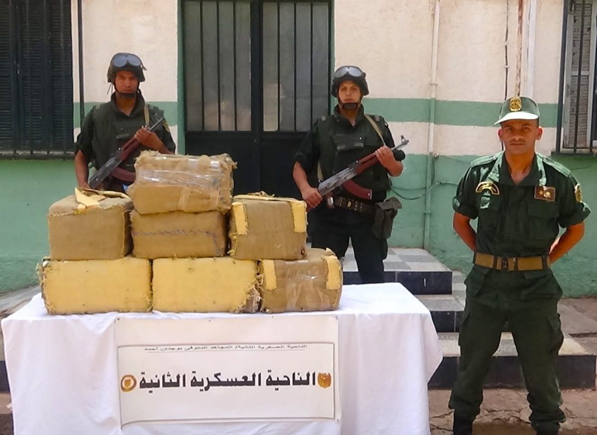 جنود من الجيش الوطني الشعبي خلال عملية حجز كيف معالج على الحدود مع المغرب