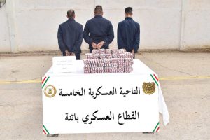 جنود من الجيش الوطني الشعبي خلال عملية حجز كيف معالج على الحدود مع المغرب