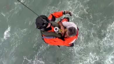 وحدة من حرس السواحل الجزائرية تنفذ عملية إنقاذ في عرض البحر بالقرب من صخرة "ليزيلو" شمال شرق ميناء تيبازة.