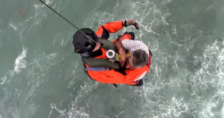 وحدة من حرس السواحل الجزائرية تنفذ عملية إنقاذ في عرض البحر بالقرب من صخرة "ليزيلو" شمال شرق ميناء تيبازة.