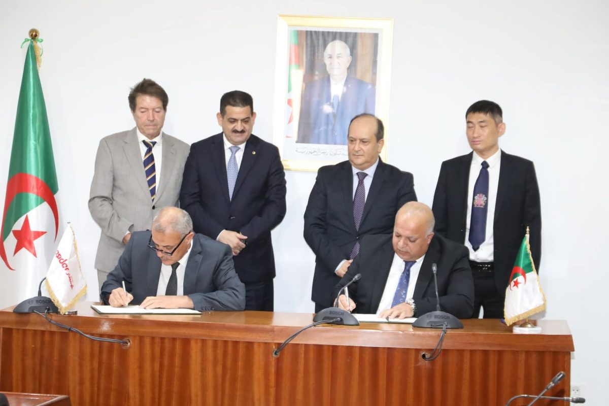 وزير الصناعة غريب سيفي ووزير الري طه دربال يشرفان على توقيع اتفاقية تصنيع قطع غيار الشاحنات بين كوسيدار وفاو تراكس الجزائر
