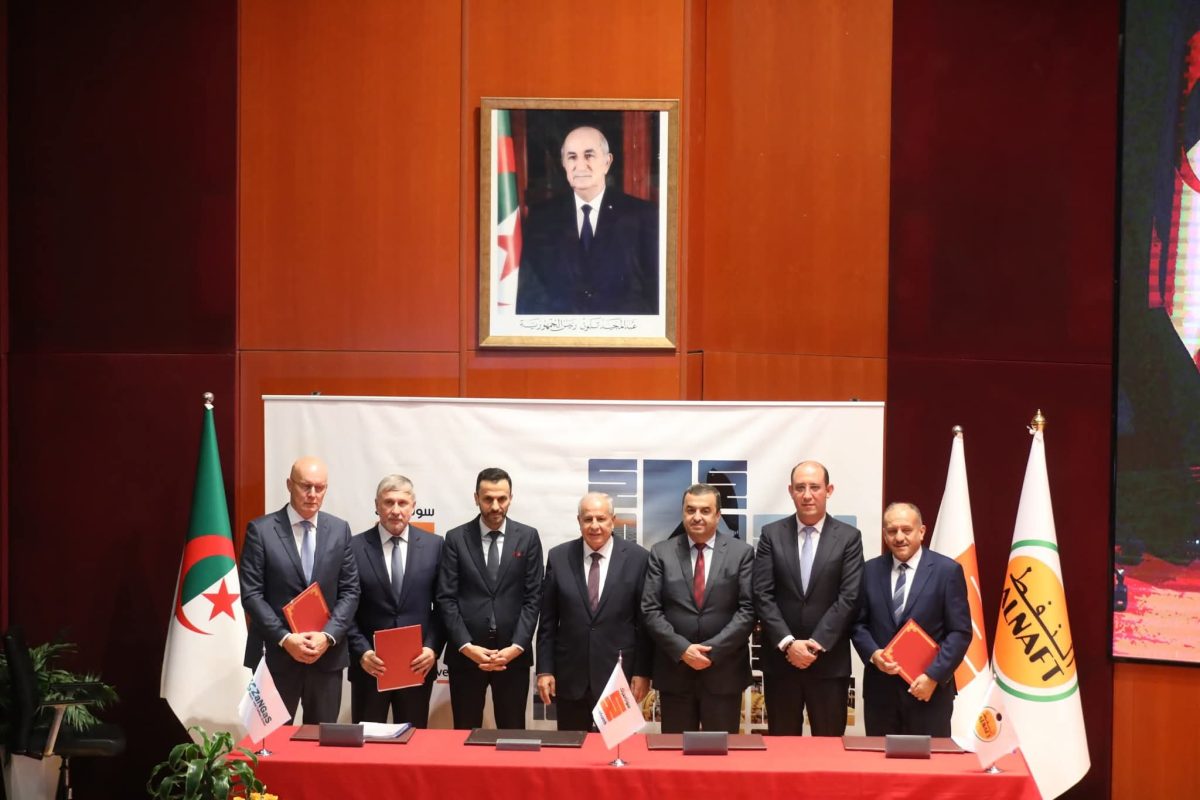 محمد عرقاب يشرف على توقيع عقود محروقات جديدة بمقر سوناطراك بحضور مسؤولين وممثلين عن شركات أجنبية