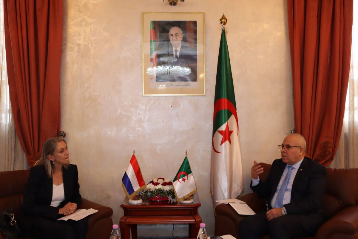 يوسف شرفة رفقة سفيرة مملكة هولندا خلال لقاء رسمي بمقر وزارة الفلاحة الجزائرية