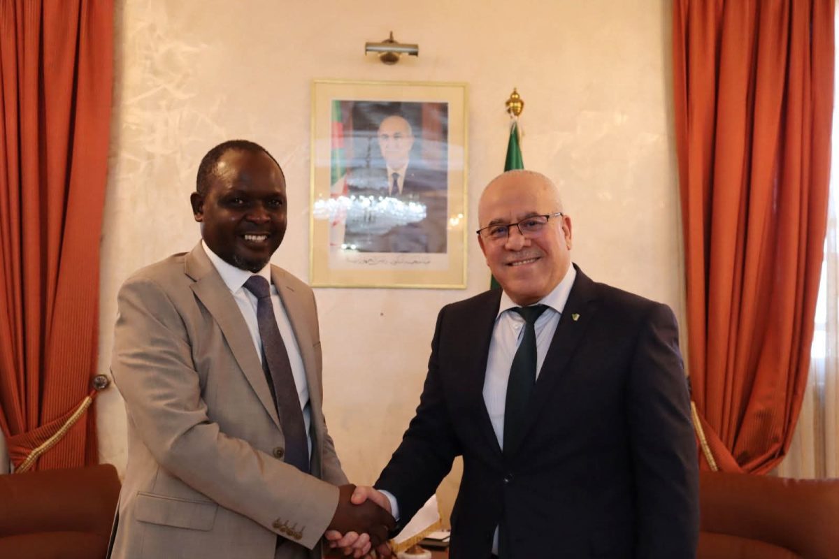 يوسف شرفة يستقبل سفير أوغندا جون كريزوستوم نسامبو بمقر وزارة الفلاحة