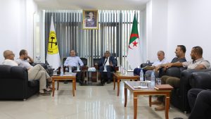 الرئيس المدير العام لمجمع سونارم خلال استقباله ممثلي سكان أيت بوزيد لمناقشة تعويضات مشروع منجم الزنك ببجاية
