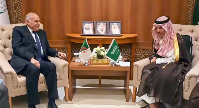 وزير الخارجية أحمد عطاف خلال لقائه مع وزير خارجية السعودية فيصل بن فرحان في جدة لبحث التعاون الثنائي والقضية الفلسطينية
