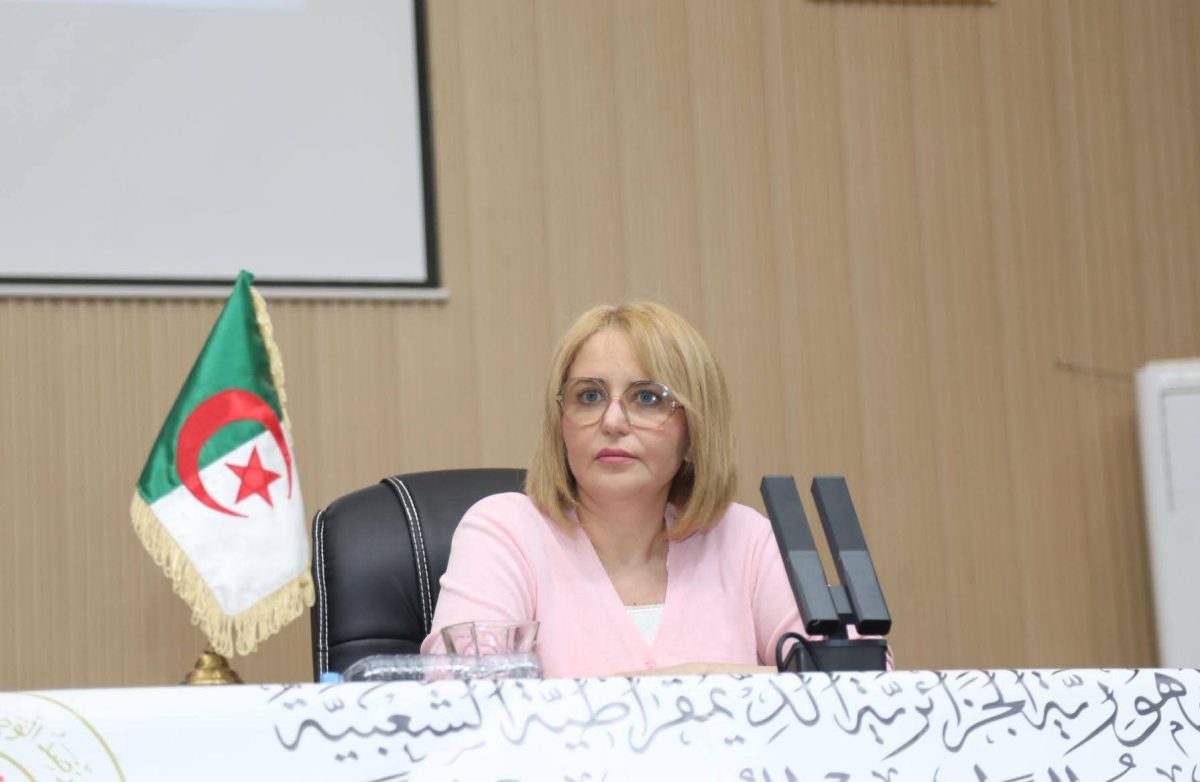 رئيسة المرصد الوطني للمجتمع المدني ابتسام حملاوي خلال لقائها الجمعيات المحلية بعين وسارة