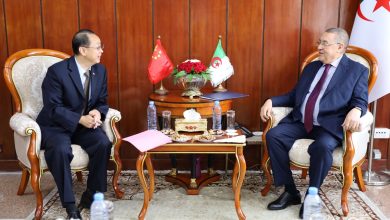 وزير الداخلية إبراهيم مراد مع السفير الصيني دونغ غوانغلي خلال لقاء رسمي لتعزيز التعاون الثنائي بين الجزائر والصين