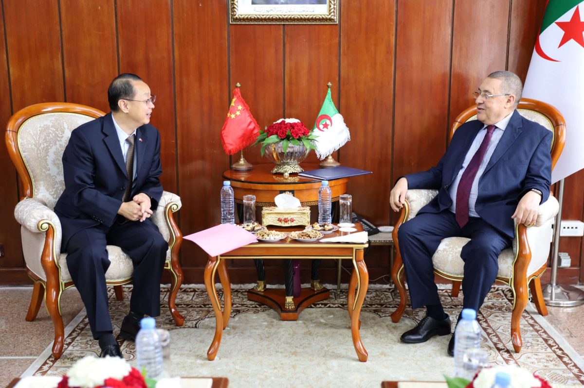 وزير الداخلية إبراهيم مراد مع السفير الصيني دونغ غوانغلي خلال لقاء رسمي لتعزيز التعاون الثنائي بين الجزائر والصين