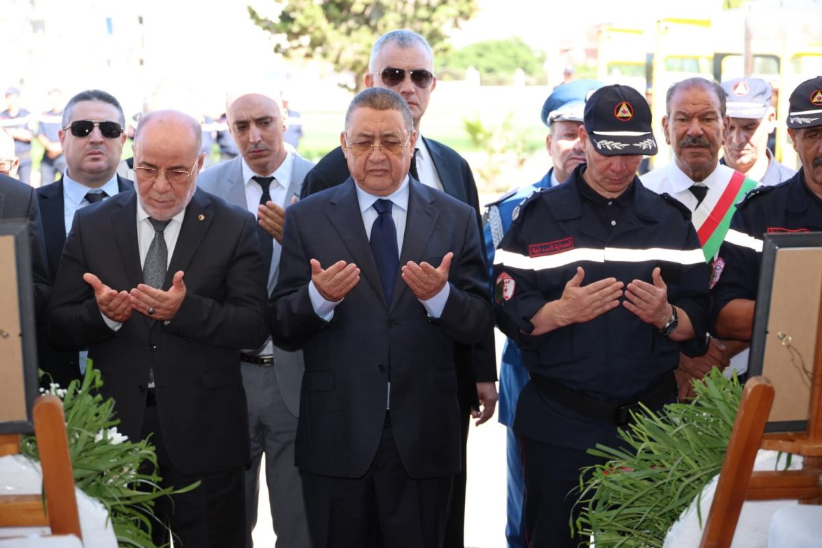 وزير الداخلية إبراهيم مراد خلال تقديم التعازي في شهداء طائرة الحماية المدنية بجيجل
