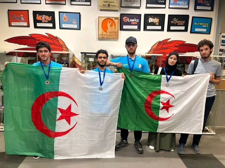 الطلبة الجزائريون خلال تتويجهم في المسابقة العالمية للرياضيات ببلغاريا