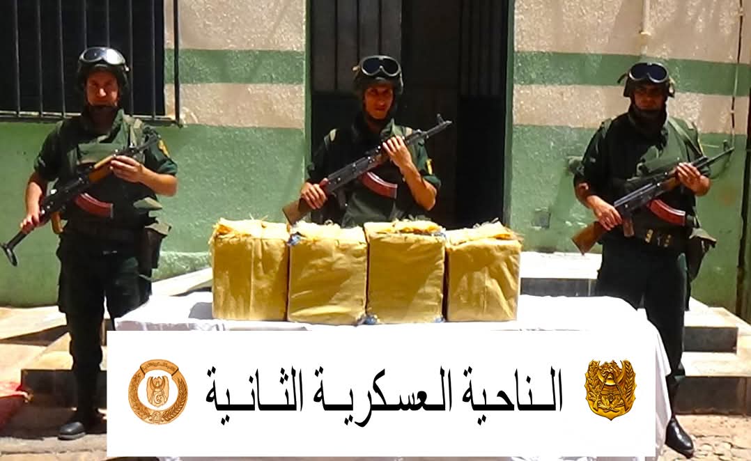 عناصر من الجيش الوطني الشعبي خلال عملية حجز مخدرات على الحدود الجزائرية المغربية