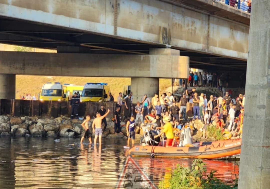 تدخل فرق الحماية المدنية بعد حادث سقوط حافلة من جسر بالحراش أسفر عن وفيات وإصابات