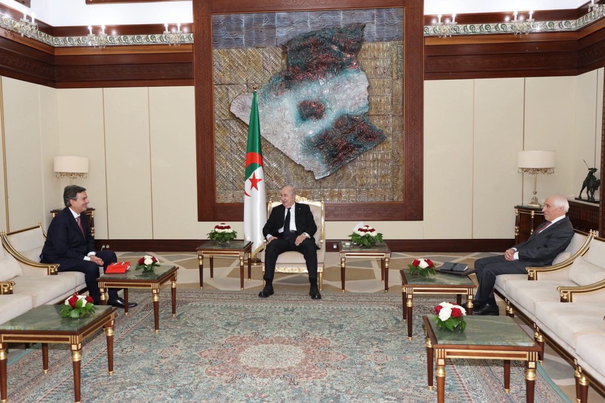 رئيس الجمهورية عبد المجيد تبون خلال استقباله لسفير سويسرا بيار إيف فوكس في الجزائر