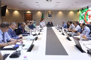 وزير النقل السعيد سعيود خلال ترؤسه اجتماعًا تنسيقيًا حول معرض التجارة البينية الإفريقية 2025 بمقر الوزارة في الجزائر العاصمة