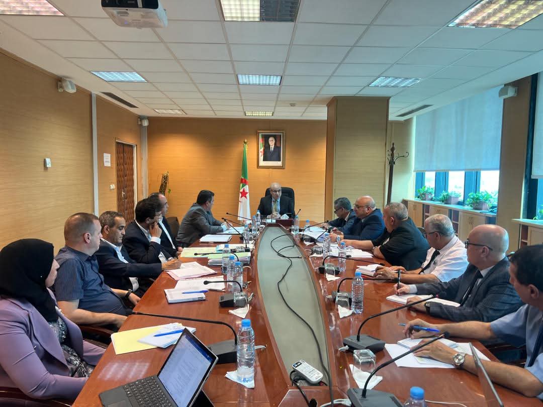 وزير التجارة الطيب زيتوني خلال اجتماع تنسيقي حول معرض IATF2025 بالجزائر
