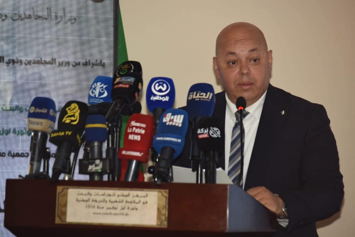 الوزير العيد ربيقة خلال إشرافه على الاحتفال بالذكرى الثلاثين لتأسيس المركز الوطني للدراسات في المقاومة الشعبية