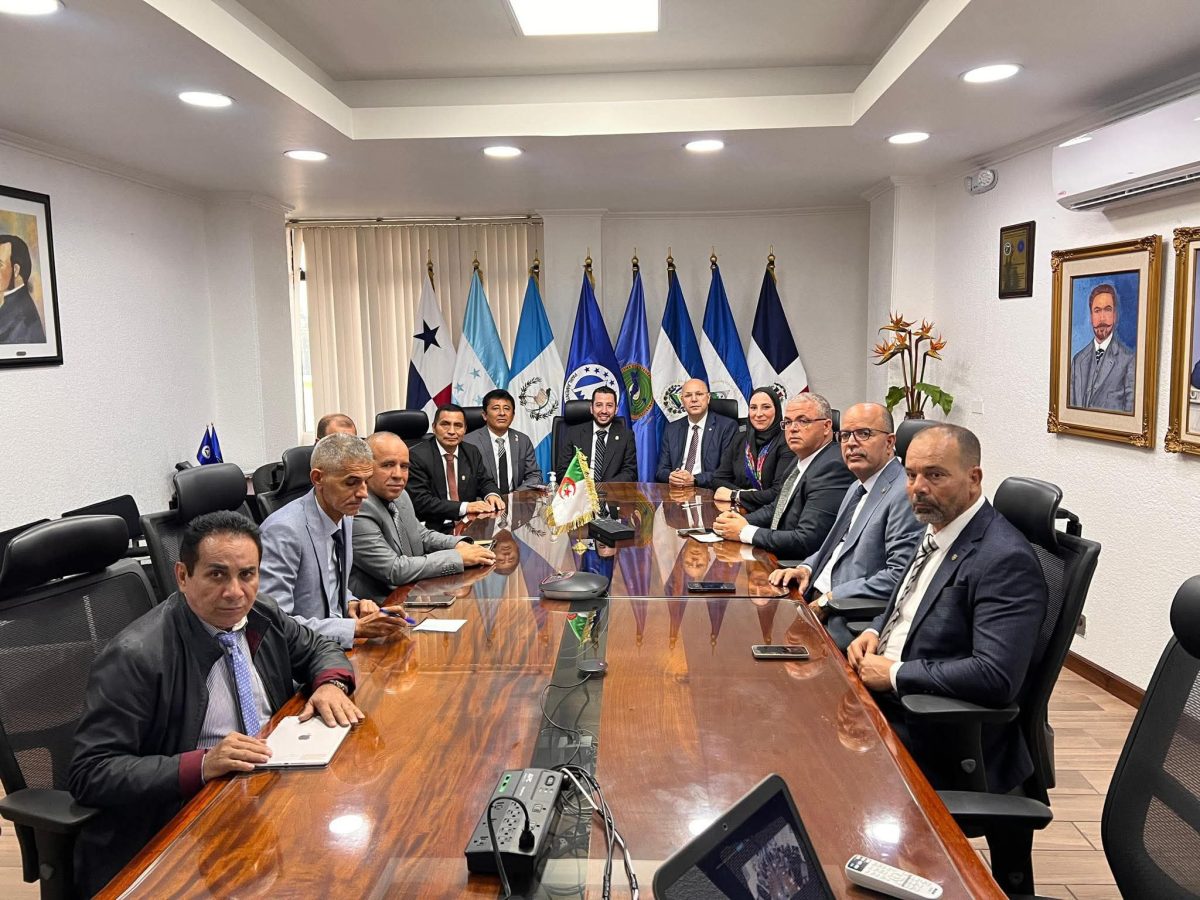 وفد المجلس الشعبي الوطني خلال محادثاته مع البرلمان لأمريكا الوسطى في ماناغوا
