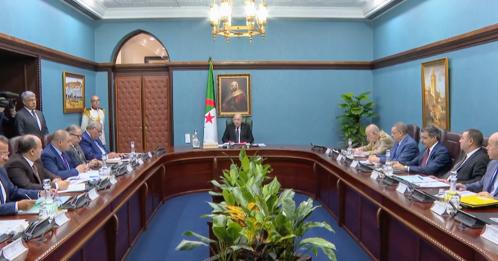 الرئيس عبد المجيد تبون خلال اجتماع حول قطاع النقل بحضور الفريق أول السعيد شنقريحة وعدد من الوزراء