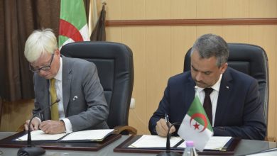 وزير التربية محمد صغير سعداوي يستقبل سفير بريطانيا بالجزائر جيمس روبرت ستيفان داونر خلال توقيع برنامج التعاون في التربية والتعليم