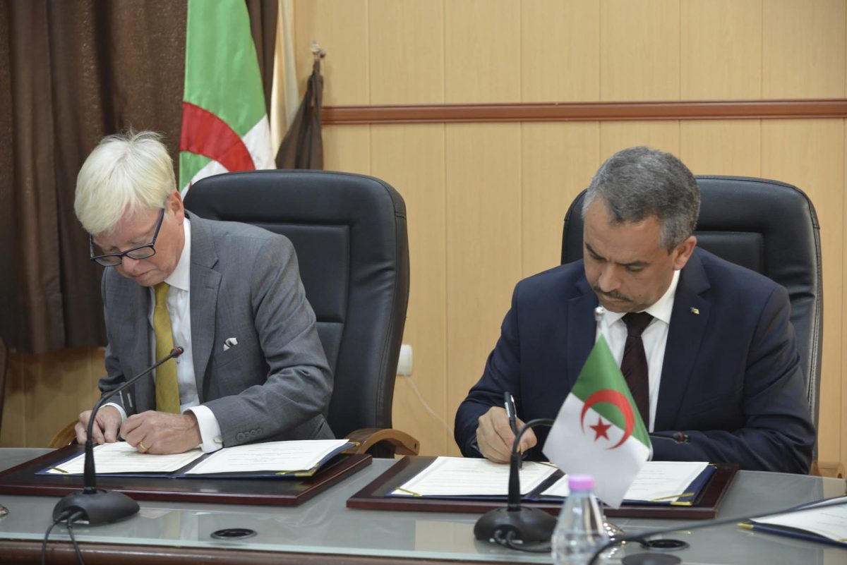 وزير التربية محمد صغير سعداوي يستقبل سفير بريطانيا بالجزائر جيمس روبرت ستيفان داونر خلال توقيع برنامج التعاون في التربية والتعليم