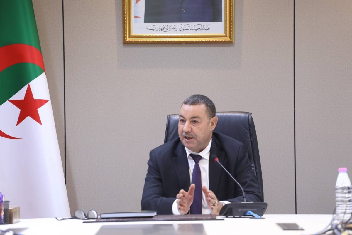 السعيد سعيود يترأس اجتماعًا بمقر وزارة النقل لدعم أسطول لوجيترانس وتعزيز تموين ولايات الجنوب بالوقود