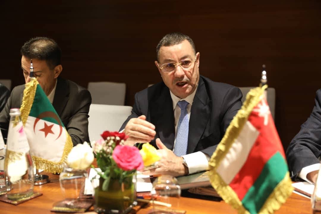 وزير النقل السعيد سعيود خلال مباحثاته في سلطنة عمان