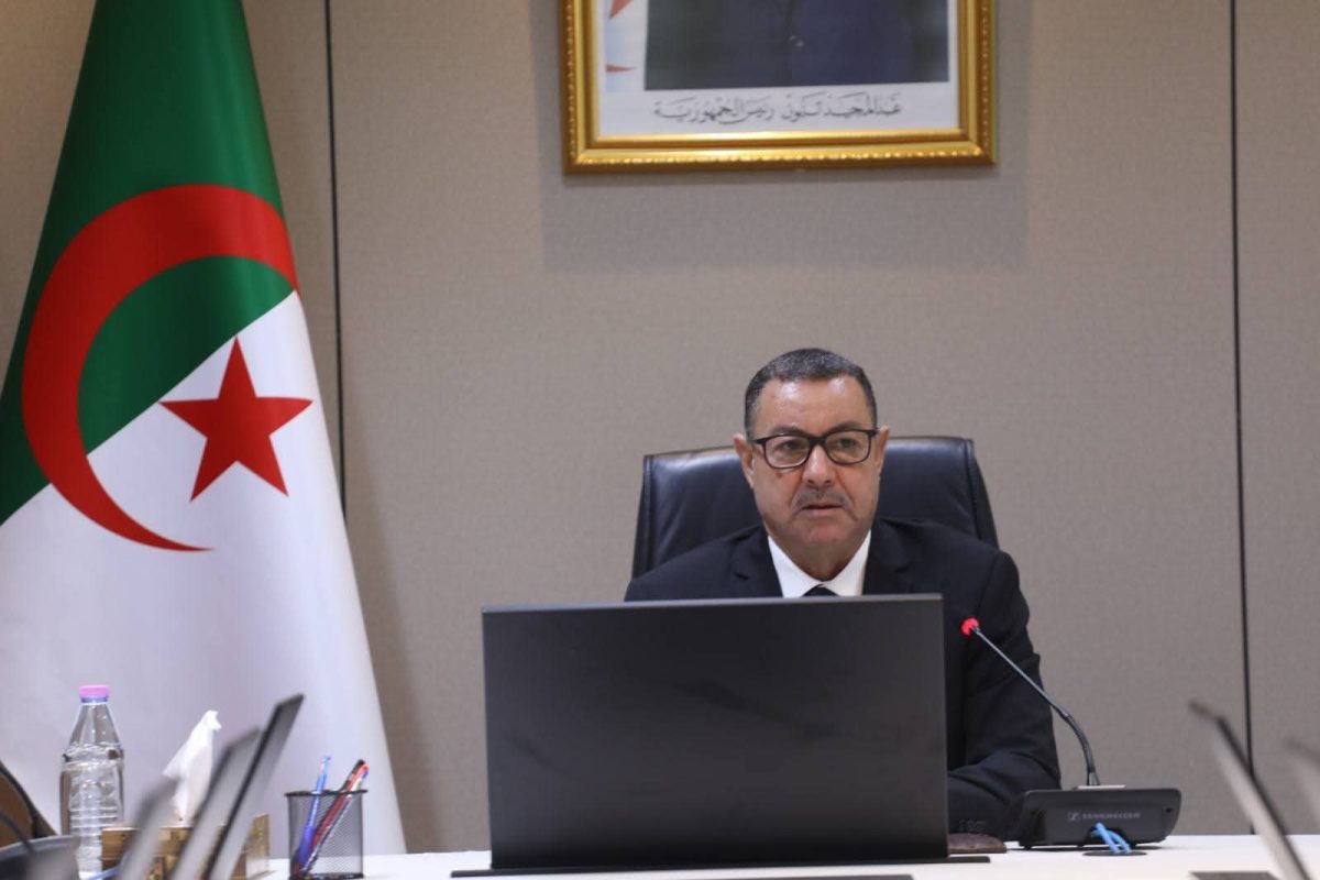 وزير النقل السعيد سعيود خلال ترؤسه اجتماعًا تنسيقيًا حول معرض التجارة البينية الإفريقية 2025 بمقر الوزارة في الجزائر العاصمة