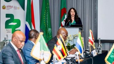 سلمة بختة منصوري خلال ترؤسها اجتماع آلية التقييم الإفريقية في بريتوريا