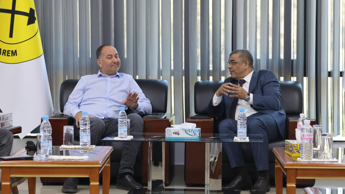 الرئيس المدير العام لمجمع سونارم خلال استقباله ممثلي سكان أيت بوزيد لمناقشة تعويضات مشروع منجم الزنك ببجاية